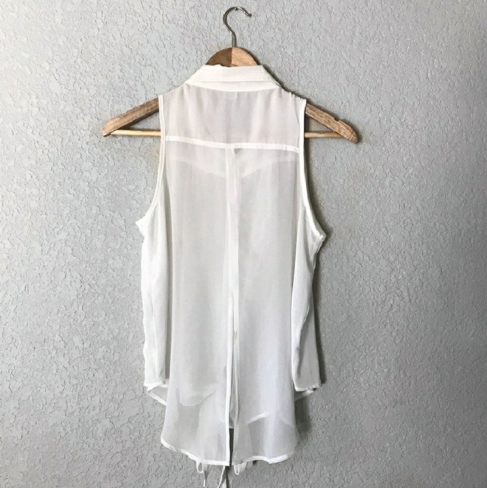 Sleeveless button down blouse - Picture 2 of 6